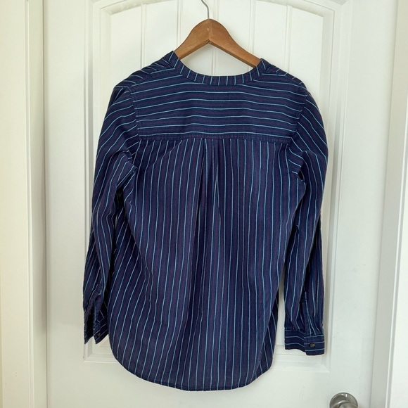 Old Navy soft 100% cotton navy striped button up blouse. Size M - Picture 3 of 4